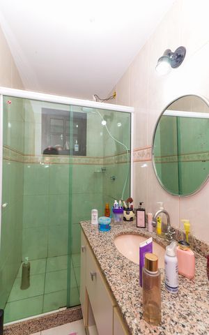Casa de condomínio à venda com 280m², 3 quartos e 2 vagas Casa de condomínio à venda com 280m², 3 quartos e 2 vagasBanheiro da Suíte 2