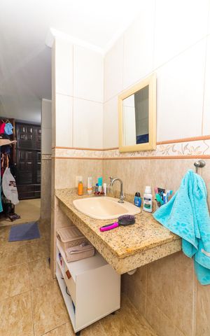 Casa de condomínio à venda com 280m², 3 quartos e 2 vagas Casa de condomínio à venda com 280m², 3 quartos e 2 vagasBanheiro da Suíte 1