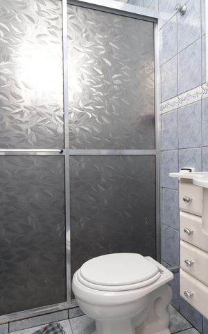 Casa à venda com 250m², 5 quartos e 3 vagasCasa 01 - Banheiro