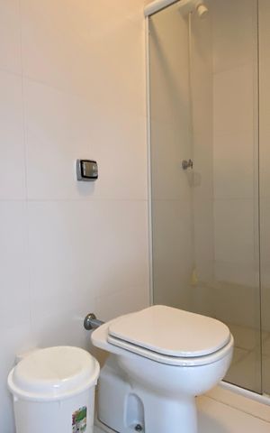 Casa à venda com 600m², 4 quartos e 8 vagas Casa à venda com 600m², 4 quartos e 8 vagasBanheiro da área comum
