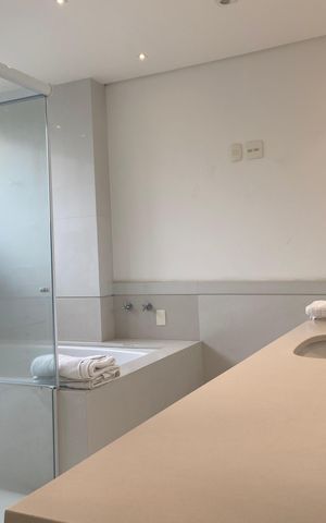 Casa à venda com 600m², 4 quartos e 8 vagas Casa à venda com 600m², 4 quartos e 8 vagasBanheiro da Suíte Master