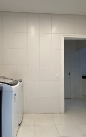 Casa à venda com 600m², 4 quartos e 8 vagas Casa à venda com 600m², 4 quartos e 8 vagasÁrea de Serviço