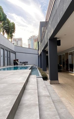 Casa à venda com 600m², 4 quartos e 8 vagas Casa à venda com 600m², 4 quartos e 8 vagasÁrea externa
