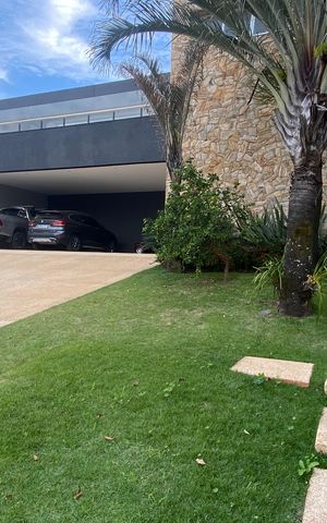 Casa à venda com 600m², 4 quartos e 8 vagas Casa à venda com 600m², 4 quartos e 8 vagasFachada