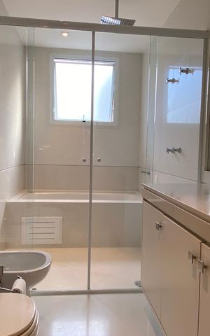 Casa à venda com 600m², 4 quartos e 8 vagas Casa à venda com 600m², 4 quartos e 8 vagasBanheiro da Suíte 2