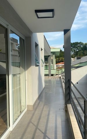 Casa à venda com 600m², 4 quartos e 8 vagas Casa à venda com 600m², 4 quartos e 8 vagasVaranda das Suítes