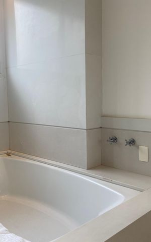 Casa à venda com 600m², 4 quartos e 8 vagas Casa à venda com 600m², 4 quartos e 8 vagasBanheiro da Suíte Master