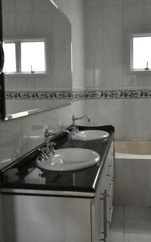 Casa à venda com 430m², 2 quartos e 3 vagas Casa à venda com 430m², 2 quartos e 3 vagasSuite