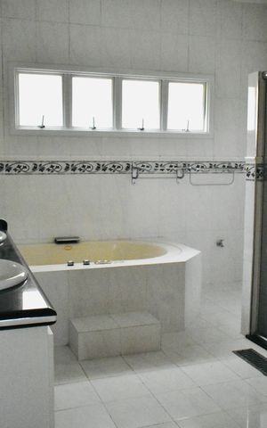 Casa à venda com 430m², 2 quartos e 3 vagas Casa à venda com 430m², 2 quartos e 3 vagasSuite