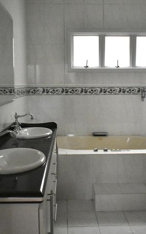Casa à venda com 430m², 2 quartos e 3 vagas Casa à venda com 430m², 2 quartos e 3 vagasSuite