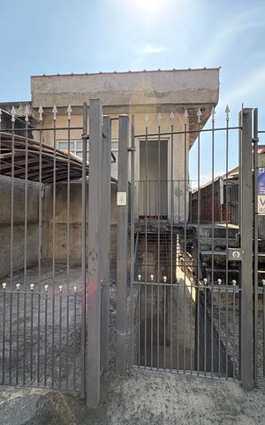 Casa à venda com 170m², 3 quartos e 1 vaga Casa à venda com 170m², 3 quartos e 1 vagaFachada