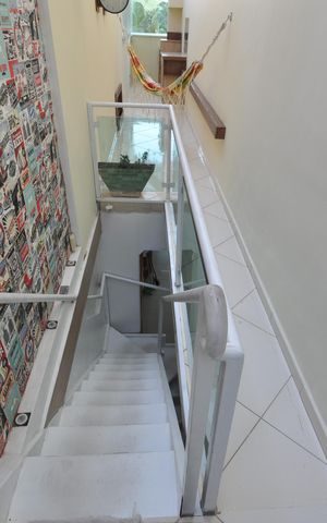 Casa de condomínio à venda com 239m², 4 quartos e sem vagaEscada de acesso à garagem