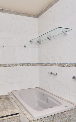 Casa à venda com 360m², 4 quartos e 5 vagas Casa à venda com 360m², 4 quartos e 5 vagasBanheiro da Suíte 1
