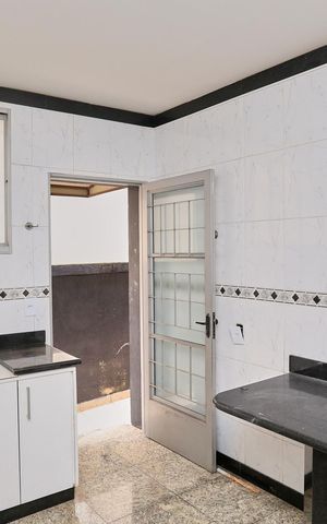 Casa à venda com 360m², 4 quartos e 5 vagas Casa à venda com 360m², 4 quartos e 5 vagasCozinha