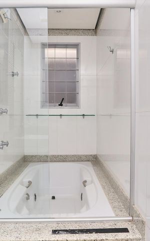 Casa à venda com 360m², 4 quartos e 5 vagas Casa à venda com 360m², 4 quartos e 5 vagasBanheiro da Suíte