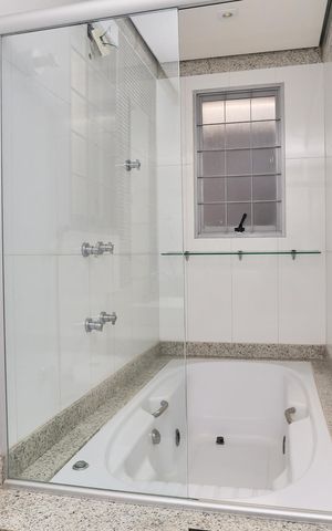 Casa à venda com 360m², 4 quartos e 5 vagas Casa à venda com 360m², 4 quartos e 5 vagasBanheiro da Suíte