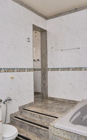 Casa à venda com 360m², 4 quartos e 5 vagas Casa à venda com 360m², 4 quartos e 5 vagasBanheiro da Suíte 1