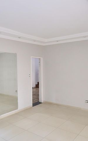 Casa à venda com 360m², 4 quartos e 5 vagas Casa à venda com 360m², 4 quartos e 5 vagasSala