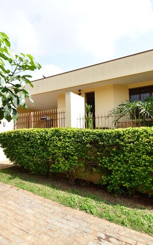 Casa à venda com 183m², 3 quartos e 3 vagasFachada
