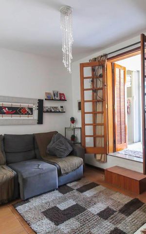 Casa à venda com 125m², 3 quartos e 2 vagas Casa à venda com 125m², 3 quartos e 2 vagasSala