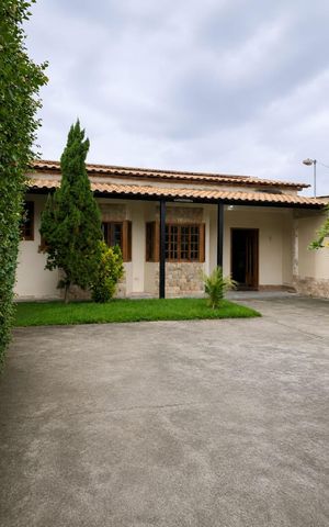 Casa para alugar com 192m², 4 quartos e 4 vagas Casa para alugar com 192m², 4 quartos e 4 vagasFachada