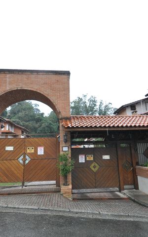 Casa de condomínio à venda com 320m², 4 quartos e 4 vagasFachada