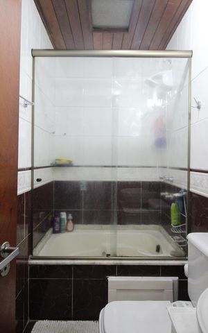 Casa de condomínio à venda com 126m², 3 quartos e 2 vagasBanheiro