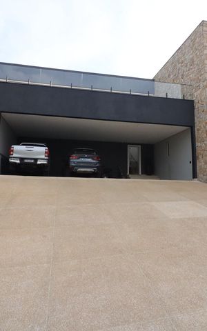 Casa de condomínio à venda com 750m², 4 quartos e 8 vagasFachada