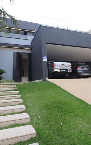 Casa de condomínio à venda com 750m², 4 quartos e 8 vagasFachada