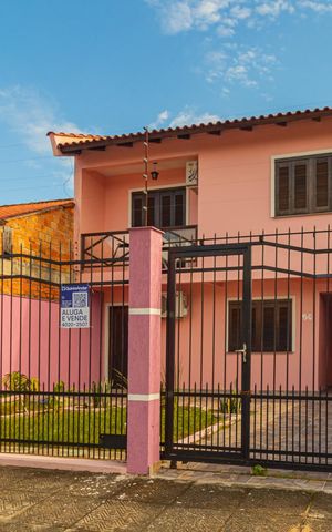 Casa à venda com 240m², 4 quartos e 3 vagas Casa à venda com 240m², 4 quartos e 3 vagasFachada