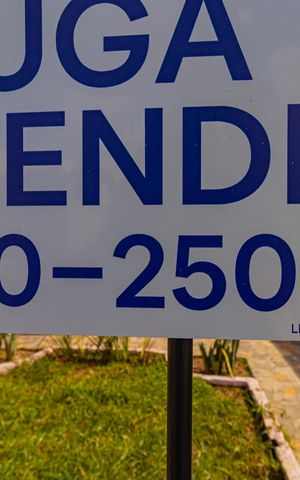 Casa à venda com 240m², 4 quartos e 3 vagas Casa à venda com 240m², 4 quartos e 3 vagasplaca