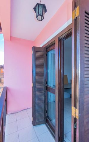 Casa à venda com 240m², 4 quartos e 3 vagas Casa à venda com 240m², 4 quartos e 3 vagasVaranda do Escritório
