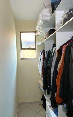 Casa de condomínio à venda com 300m², 3 quartos e sem vaga Casa de condomínio à venda com 300m², 3 quartos e sem vagaCloset da suíte 1