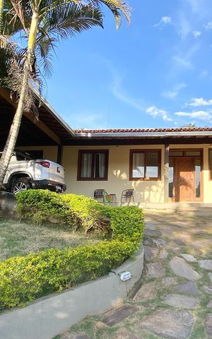 Casa de condomínio à venda com 300m², 3 quartos e sem vaga Casa de condomínio à venda com 300m², 3 quartos e sem vagaFachada