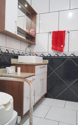 Casa à venda com 200m², 4 quartos e 2 vagasBanheiro 1