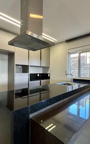 Casa para alugar com 289m², 4 quartos e 2 vagas Casa para alugar com 289m², 4 quartos e 2 vagasCozinha