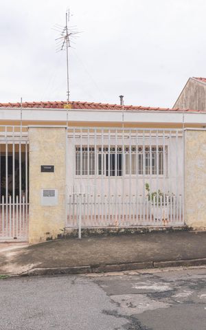 Casa à venda com 160m², 3 quartos e 4 vagas Casa à venda com 160m², 3 quartos e 4 vagasFachada