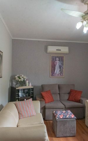 Casa à venda com 160m², 3 quartos e 4 vagas Casa à venda com 160m², 3 quartos e 4 vagasSala