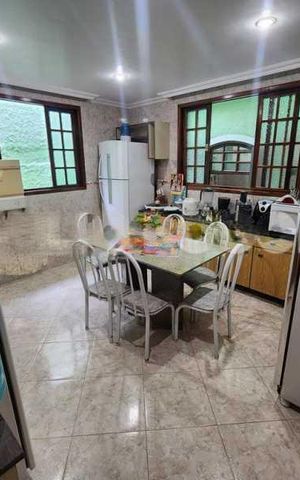 Casa à venda com 258m², 3 quartos e 3 vagas