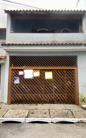 Casa à venda com 190m², 3 quartos e 2 vagas Casa à venda com 190m², 3 quartos e 2 vagasFachada