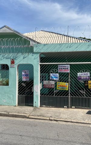 Casa à venda com 185m², 3 quartos e 2 vagas Casa à venda com 185m², 3 quartos e 2 vagasFachada