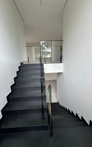 Casa para alugar com 360m², 4 quartos e 5 vagas