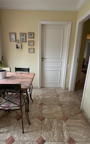 Apartamento à venda com 300m², 4 quartos e 4 vagas Apartamento à venda com 300m², 4 quartos e 4 vagasSala de almoço