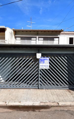 Casa à venda com 93m², 3 quartos e 2 vagasFachada / Placa