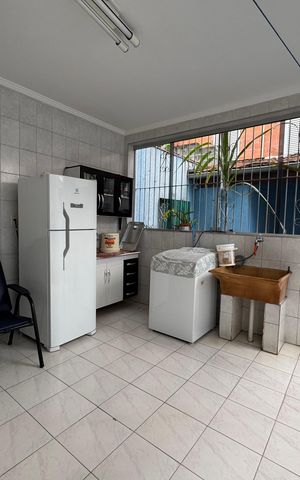Casa à venda com 218m², 3 quartos e 2 vagas Casa à venda com 218m², 3 quartos e 2 vagasÁrea de Serviço