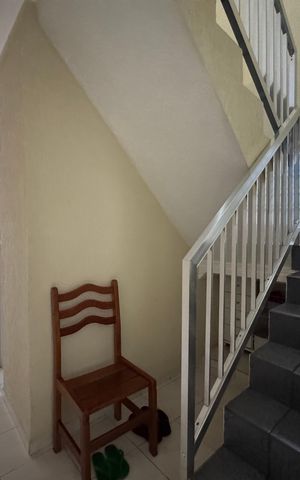 Casa à venda com 218m², 3 quartos e 2 vagas Casa à venda com 218m², 3 quartos e 2 vagasEscada