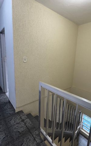 Casa à venda com 218m², 3 quartos e 2 vagas Casa à venda com 218m², 3 quartos e 2 vagasEscada