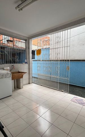 Casa à venda com 218m², 3 quartos e 2 vagas Casa à venda com 218m², 3 quartos e 2 vagasÁrea de Serviço
