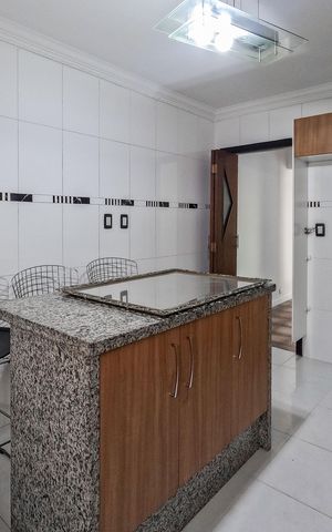 Casa à venda com 132m², 3 quartos e 4 vagas