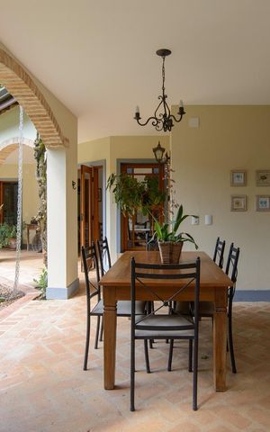 Casa de condomínio à venda com 416m², 4 quartos e 4 vagas Casa de condomínio à venda com 416m², 4 quartos e 4 vagasÁrea externa